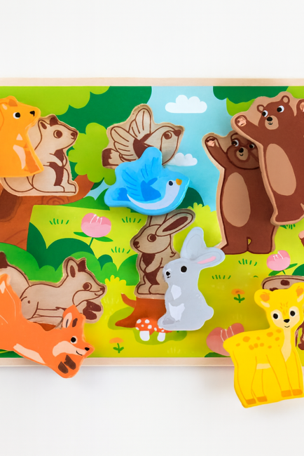 Puzzle en bois coloré pour enfants avec animaux amovibles : écureuil, ours, hibou, oiseau, lapin, renard et cerf sur décor forestier