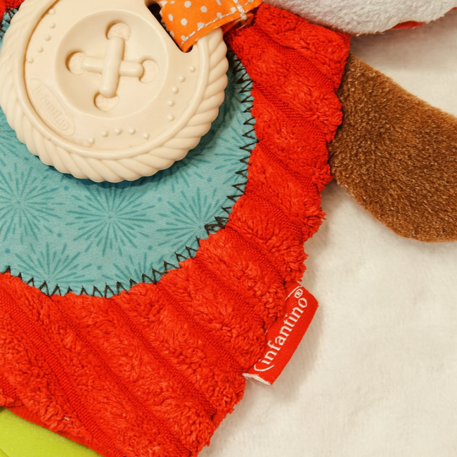 Jouet sensoriel Infantino – ventre coloré, bouton texturé et pieds de dentition colorés