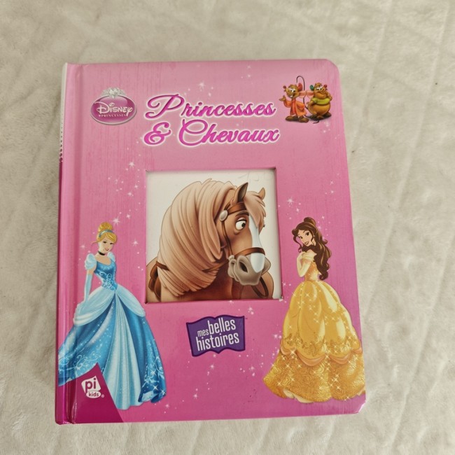 Livre Disney “Princesses & Chevaux” en très bon état, couverture rose avec princesses et cheval.