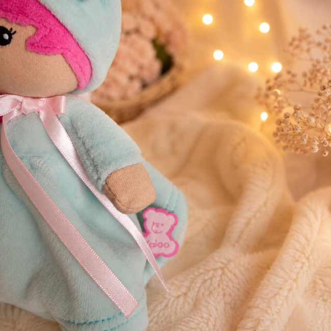 Étiquette de la poupée Kaloo en tissu vert d’eau et rose