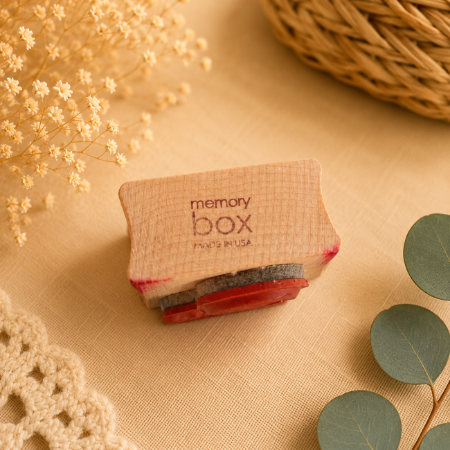Tampon bois Memory Box – vue de côté Tampon bois Memory Box de seconde main avec base en caoutchouc rouge