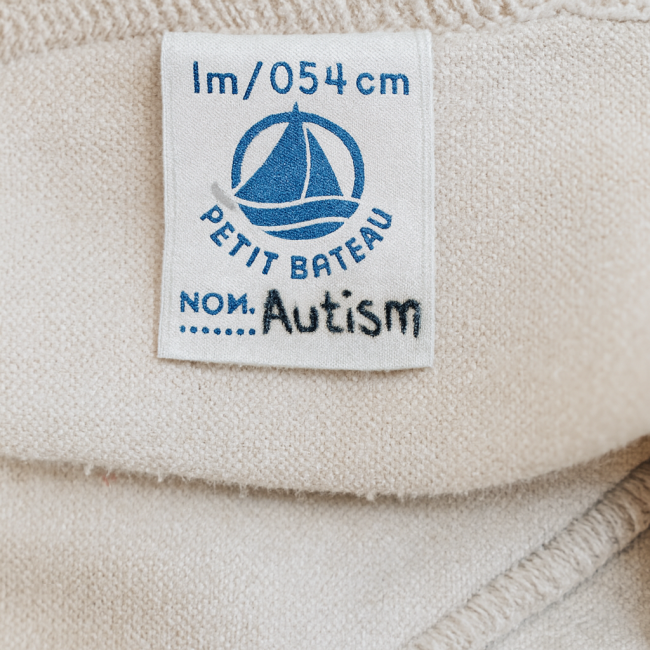 Étiquette Petit Bateau avec prénom manuscrit “Jean-Baptiste” et taille 1 mois