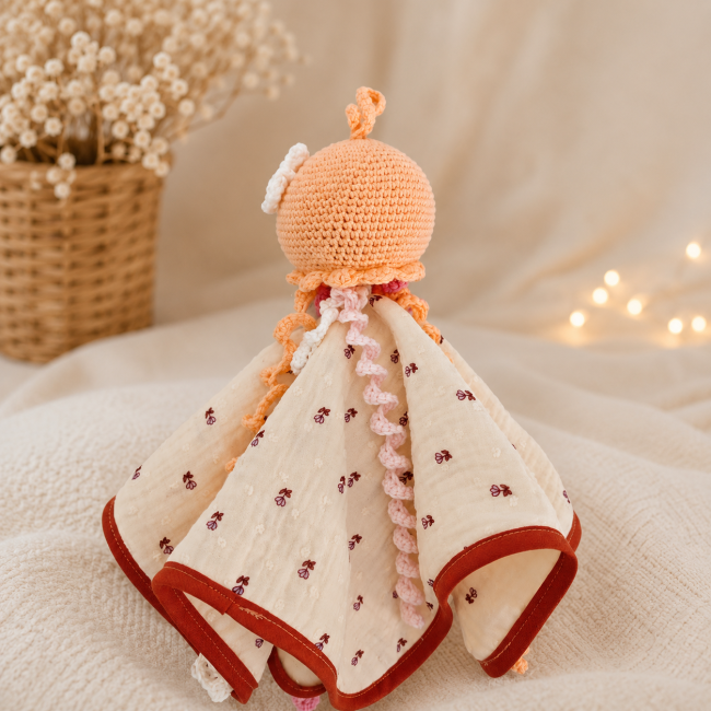 Pieuvre artisanale au crochet vue de dos avec tissu fleuri écru