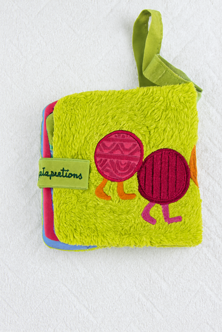 Livre en tissu vert pour bébé avec personnage brodé rose 