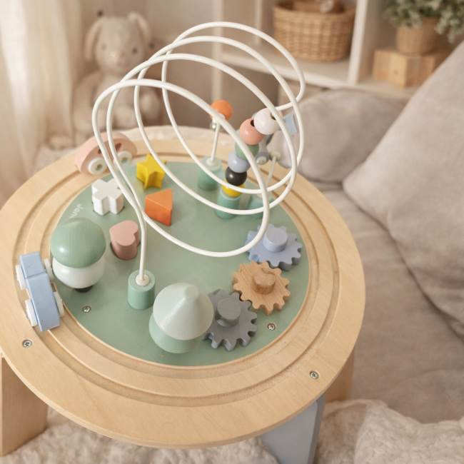Parcours de perles pastel sur table d’activités en bois Janod