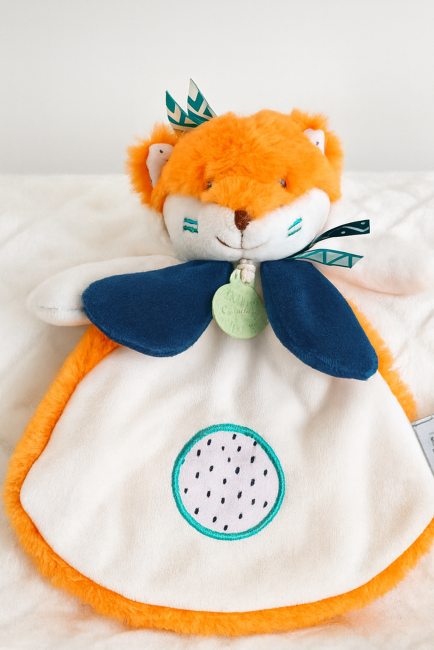 Doudou renard avec nœud bleu, patch central et décorations vertes – Doudou et Compagnie