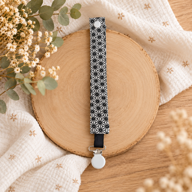 Attache sucette artisanale noir et blanc motif géométrique