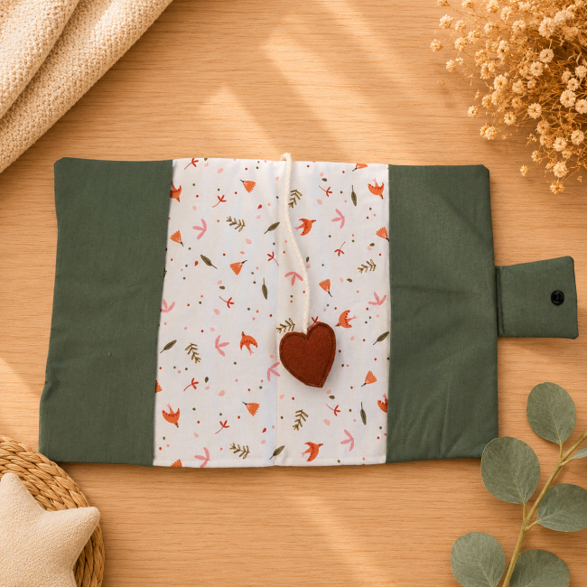Protège-carnet de santé bébé ouvert avec tissu oiseaux et marque-page cœur marron