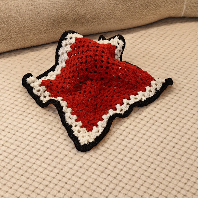 Doudou crochetée artisanale rouge avec bordure festonnée blanche et noire