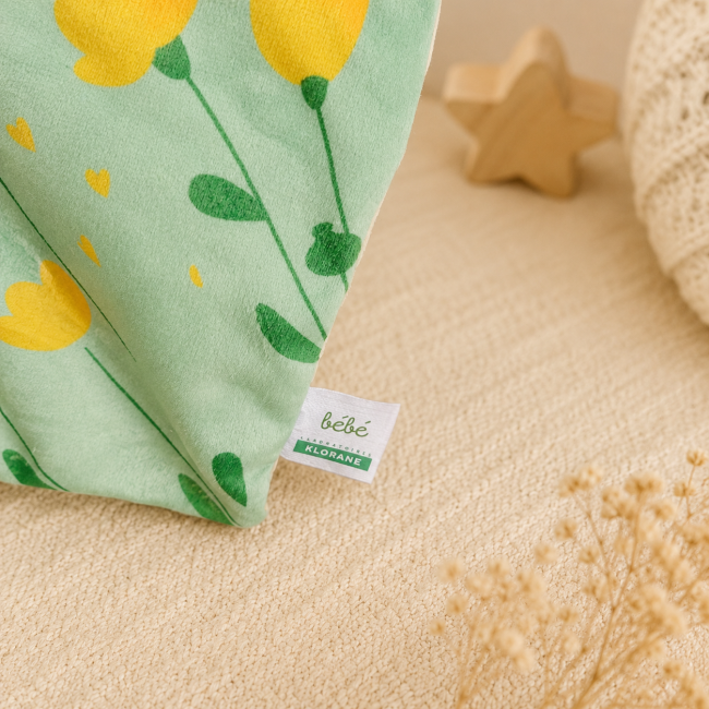 Détail étiquette du doudou Klorane Bébé Étiquette Klorane Bébé sur doudou lapin seconde main