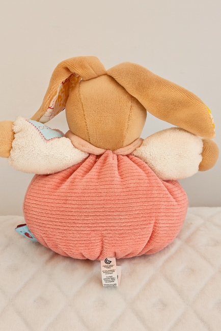 Dos d’un lapin en peluche rose en velours côtelé, seconde main, très bon état – Bouille de Laine