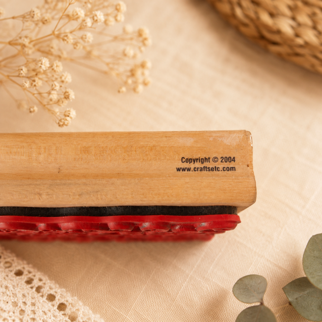 Tampon en bois avec inscription Copyright 2004 et caoutchouc rouge