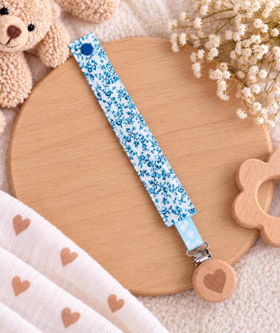 Attache sucette artisanale bleu et blanc à motifs fleuris avec clip en bois