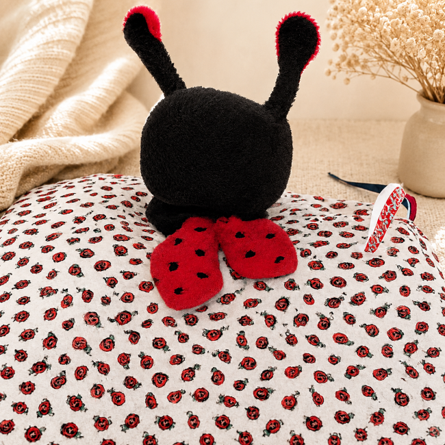 Doudou coccinelle fait main – verso en tissu doux et rubans ludiques Doudou coccinelle avec tête en peluche, verso rouge doux et rubans sensoriels