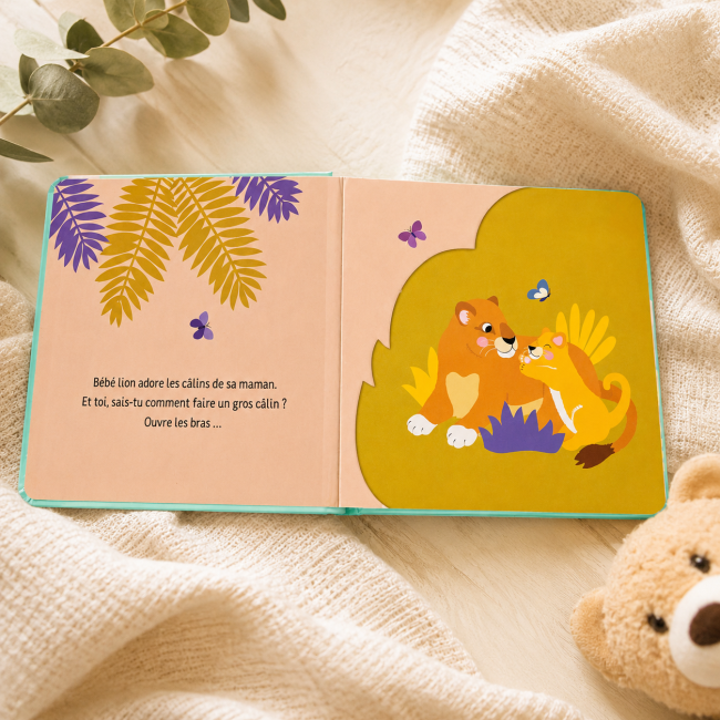 Page intérieure livre bébé avec lionceau et maman lion dans une ambiance chaleureuse et naturelle