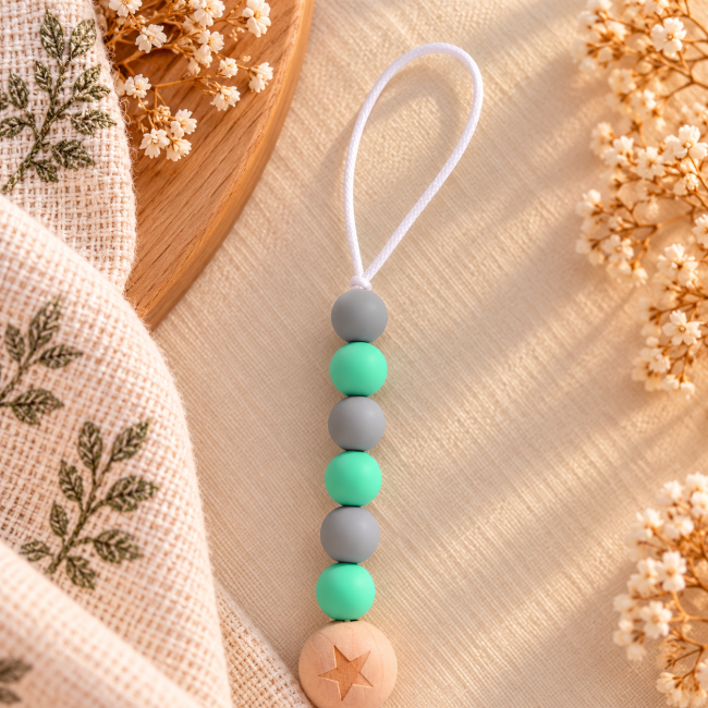 Boucle en cordon blanc et perles en silicone grises et vert menthe de l’attache-sucette artisanale