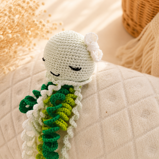 Détail de la pieuvre artisanale au crochet et de ses tentacules en spirale