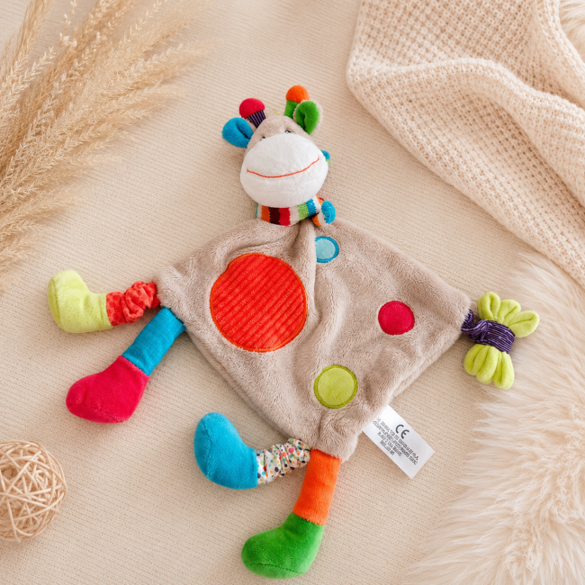 Doudou girafe multicolore de seconde main pour bébé vue de face