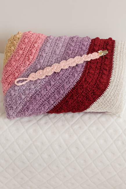 Couverture crochetée artisanale rayée avec attache sucette fleurie – kit de naissance fille fait mai