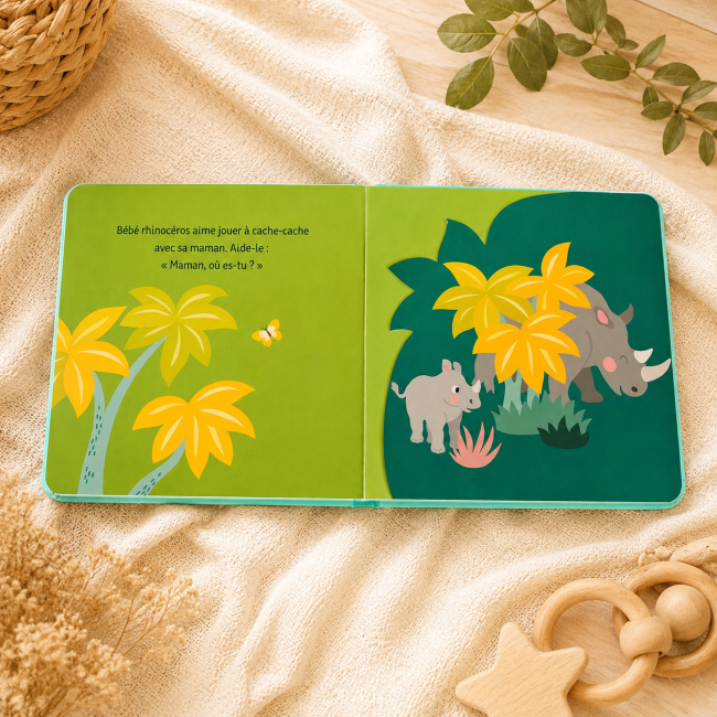 Livre bébé cartonné avec rhinocéros et jungle tropicale dans une ambiance douce et naturelle pour enfant