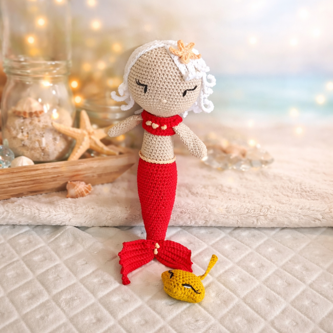 Sirène artisanale au crochet et sa raie – Bouille de Laine Sirène au crochet en coton 4/8 avec petite raie jaune, fait main