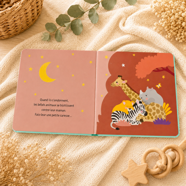 Livre bébé cartonné avec animaux endormis dans une ambiance cocooning beige et bois naturel