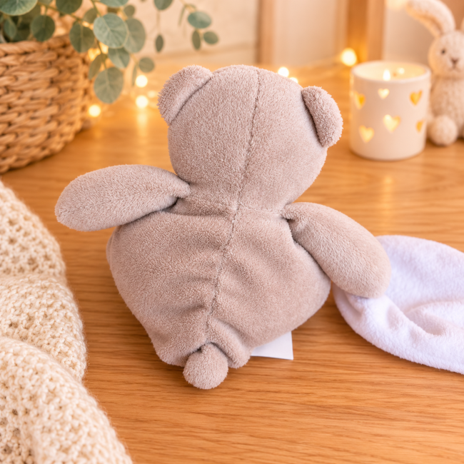 Petit doudou Doudou et Compagnie – Vue arrière Petit doudou beige Doudou et Compagnie vu de dos avec coutures visibles