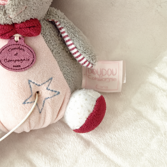 Détail de l’étoile musicale et du cordon de la boîte à musique Doudou et Compagnie.