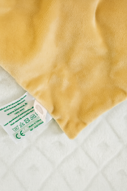 Tissu beige en polyester avec étiquette Vdomus et instructions d’entretien