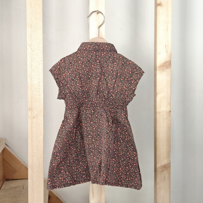 Robe bébé Kitchoun 9 mois à motif fleuri, présentée sur cintre