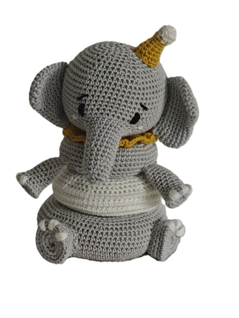 Gros plan sur le visage de l’éléphant au crochet, avec oreilles larges et chapeau jaune