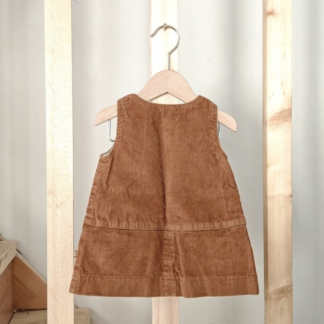 Robe en velours côtelé brun 18 mois, coupe droite avec couture basse, ambiance douce et rustique