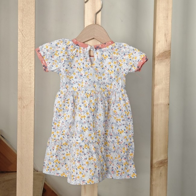 Détail du motif fleuri multicolore de la robe NAF NAF 12 mois