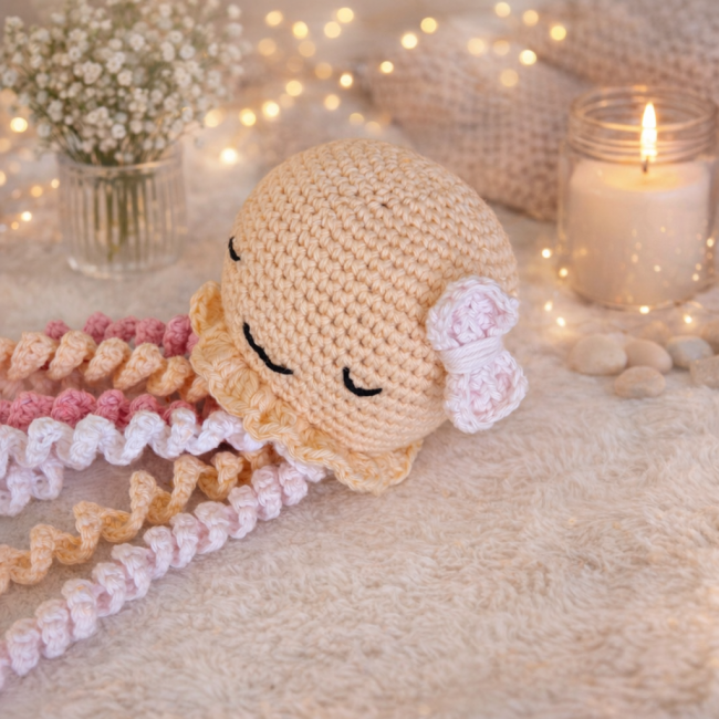 Pieuvre crochetée – création artisanale Bouille de Laine Jouet artisanal en crochet représentant une pieuvre aux tentacules pastel sur fond doux beige
