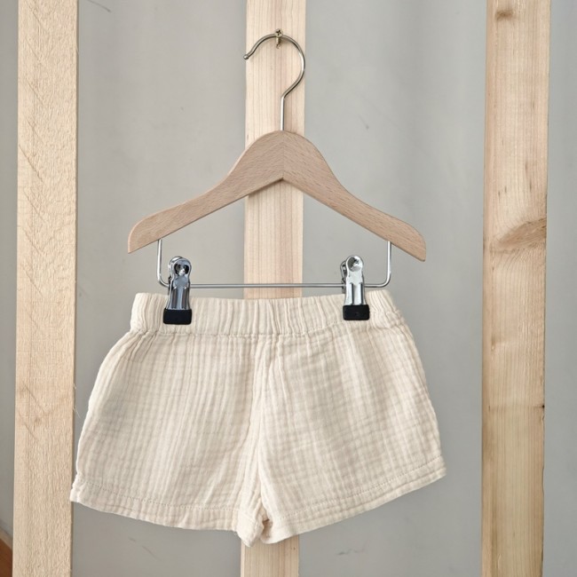 Short enfant beige en coton gaufré, taille élastique, présenté sur cintre bois – seconde main Vertbaudet 2 ans