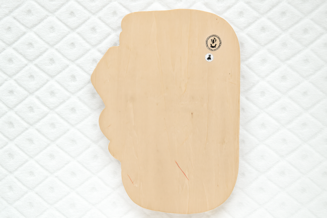 Planche en bois claire avec stickers de certification — pièce artisanale ou élément de mobilier