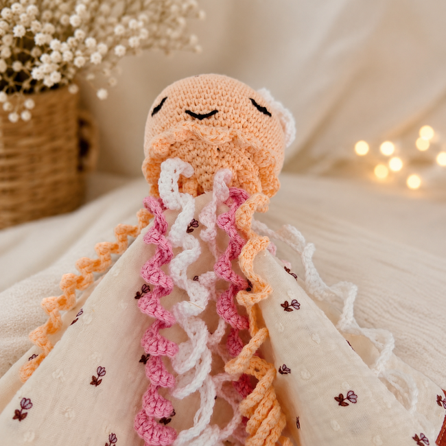 Dessous de la tête d'une pieuvre artisanale avec tentacules crochetées