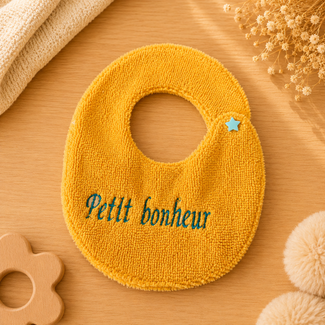 Bavoir artisanal bébé en fibre de bambou jaune moutarde brodé Petit bonheur