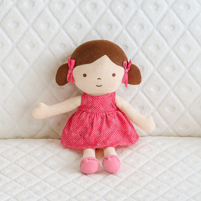 Poupée en tissu éducative – Seconde main lavée, 30 cm – Bouille de Laine Poupée en tissu seconde main assise sur couverture blanche, robe rose à fleurs, 30 cm