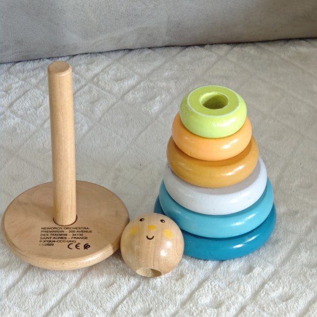 Jouet d’éveil en bois démonté avec anneaux colorés
