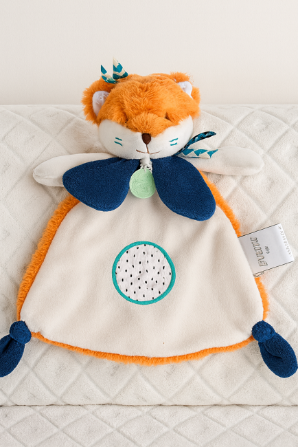  Doudou renard avec cape bleue, cœur vert et broderies – Doudou et Compagnie