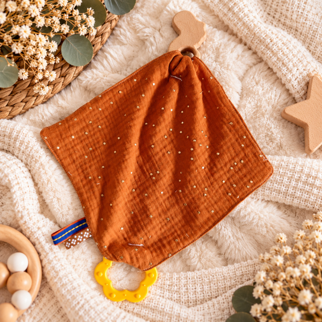 Doudou plat artisanal en coton gaze rouille vue arrière