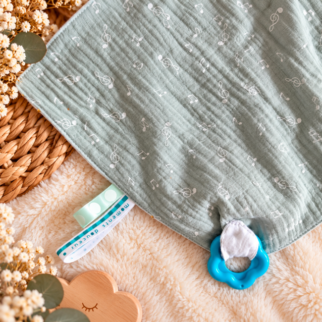 Anneau de dentition turquoise sur doudou plat bébé