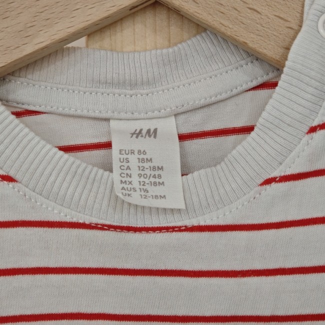 T-shirt bébé H&M rayé rouge et blanc, vue de face sur cintre, taille 12-18 mois