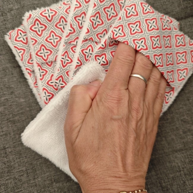 Lingette lavable en fibre de bambou utilisée en main pour illustrer sa douceur et son utilisation quotidienne