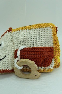 Livre crocheté avec visage souriant et anneau de dentition en bois