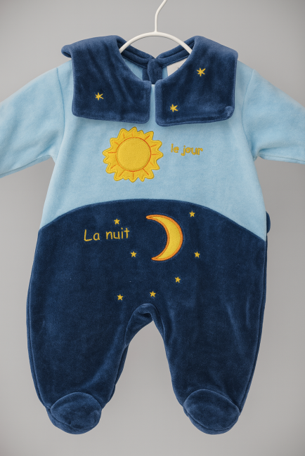 Pyjama bébé illustrant le jour et la nuit, broderies soleil, lune et étoiles, tons bleu clair et foncé