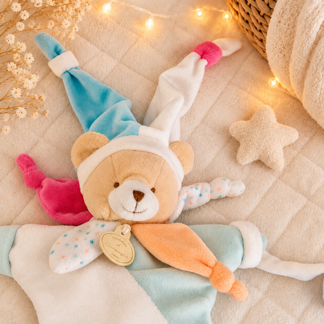 Visage doudou ours pastel cosy Gros plan sur le visage du doudou marionnette ours aux couleurs pastel et matières douces