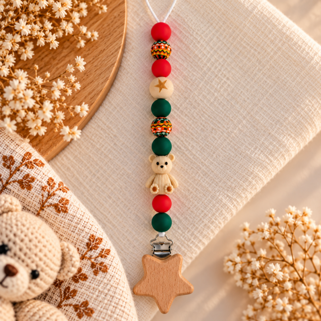 Perles en silicone rouge et vert sapin avec motifs géométriques orange et étoile en bois naturel