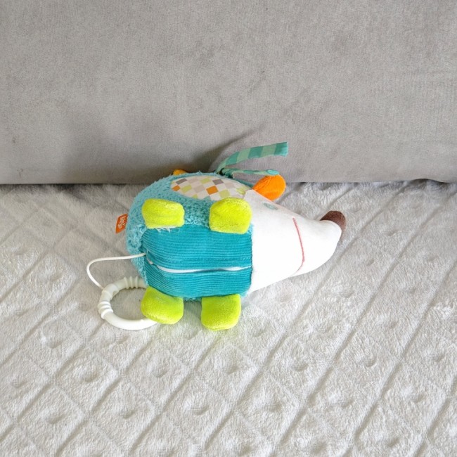 Boîte à musique hérisson BabyFehn montrant les textures et couleurs